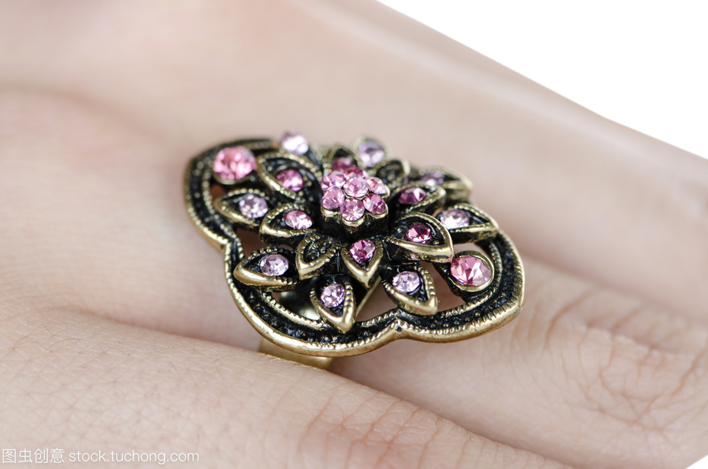 珠寶首飾戒指 手指上的優雅與象征